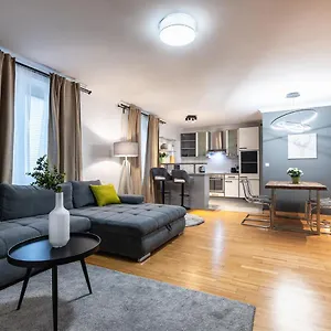 Live Centrally In A Spacious And Modern In , Viena Austria